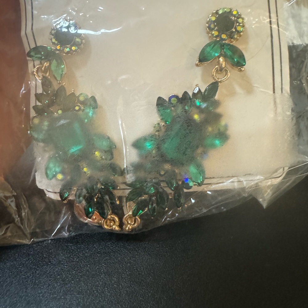 Emerald green earring